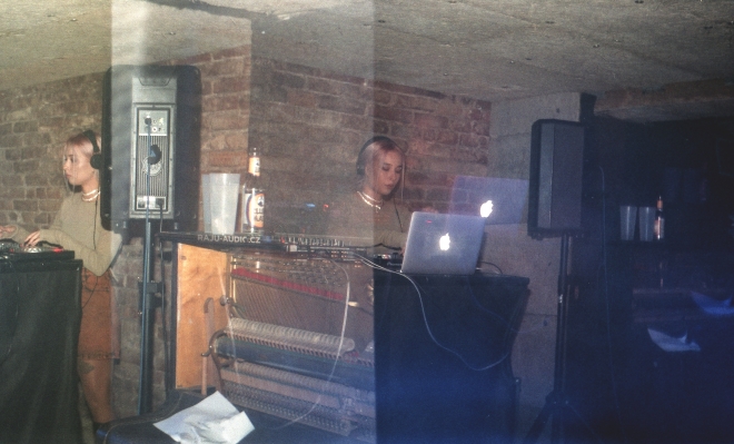 33 Café V lese, Veni